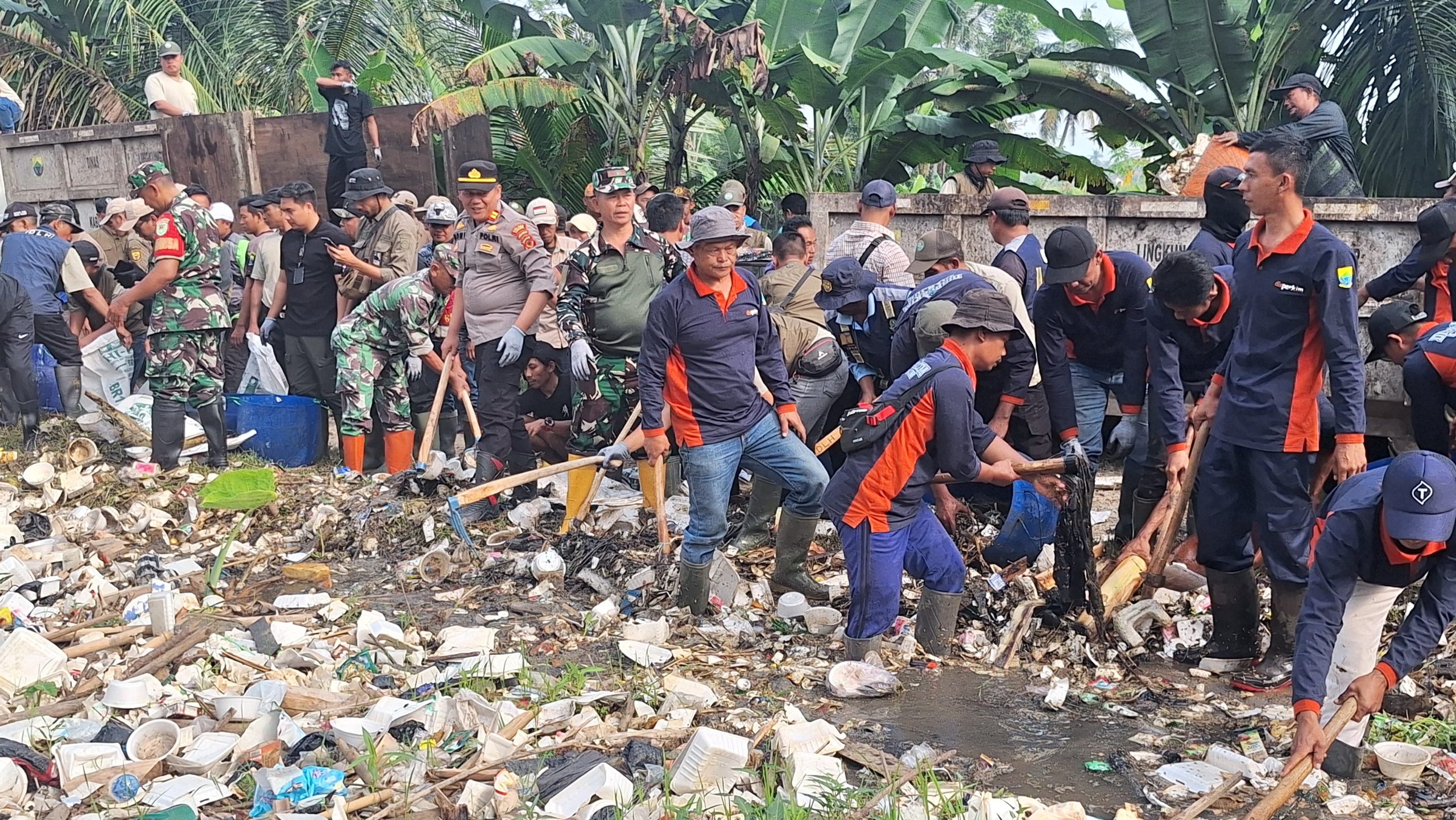 MEMPERINGATI HARI LINGKUNGAN HIDUP INDONESIA 2025, ANGGOTA KORAMIL 0608-11/BOJONGPICUNG TURUT SERTA DALAM KEGIATAN PENGURANGAN POLUSI PLASTIK