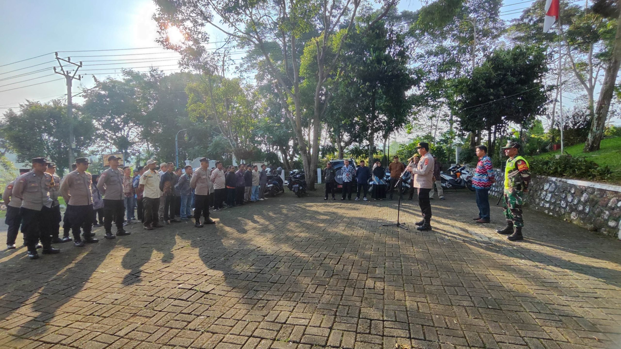 ANGGOTA KORAMIL 0608-04/CIPANAS IKUTI KEGIATAN APEL ANTISIPASI MALAM TAKBIR IDUL ADHA 1446 H DI KEC. SUKARESMI