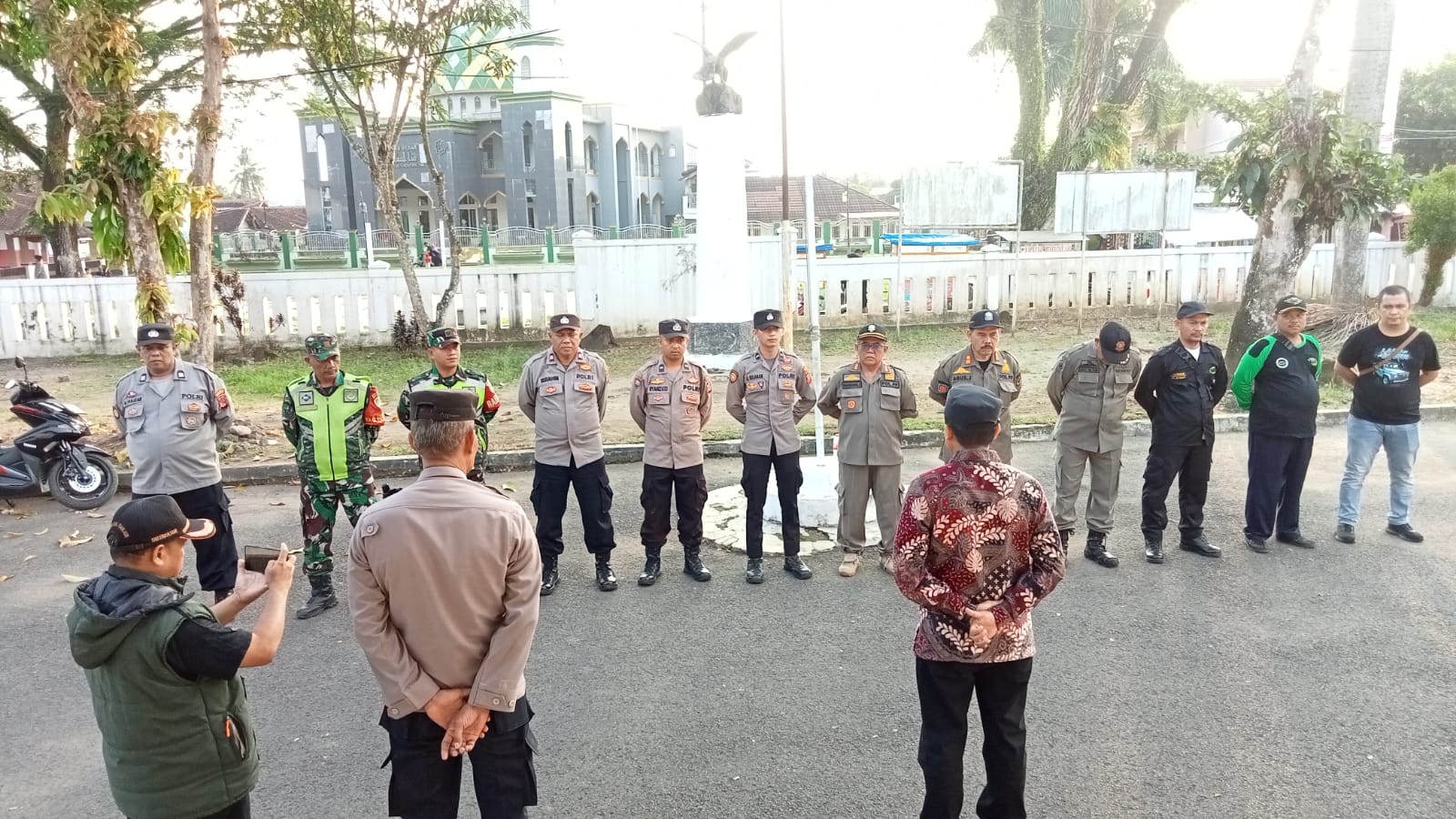ANGGOTA KORAMIL 0608-14/KADUPANDAK IKUTI APEL PENGAMANAN MALAM TAKBIRAN IDUL ADHA 2025