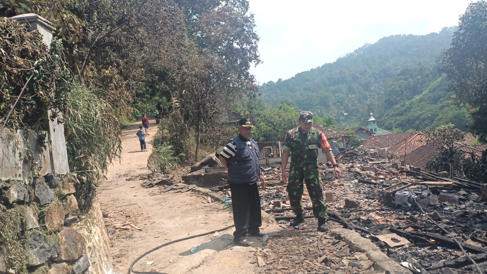 KEBAKARAN 4 UNIT RUMAH PANGGUNG DI DESA GIRIMUKTI KECAMATAN CAMPAKA, PELTU EKO BANTU EVAKUASI