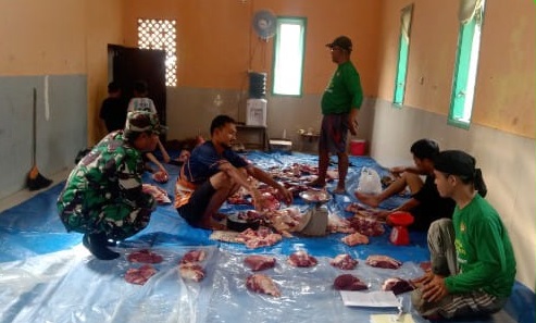 BABINSA DESA HAURWANGI MONITORING PEMOTONGAN HEWAN KURBAN