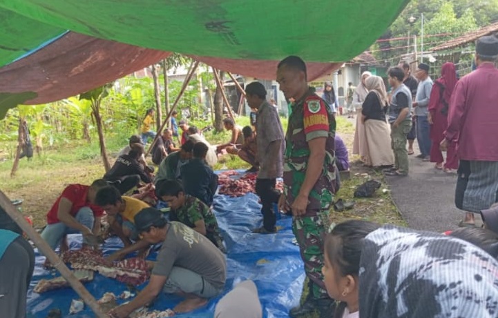 BABINSA DESA HEGARMANAH MONITORING PENYEMBELIHAN HEWAN KURBAN