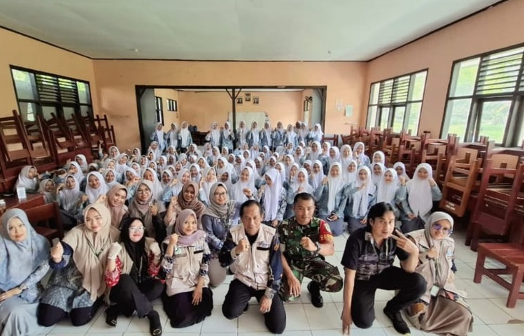 BABINSA DESA SUKASARI LAKSANAKAN MONITORING CEK KESEHATAN GRATIS DI SMAN KADUPANDAK