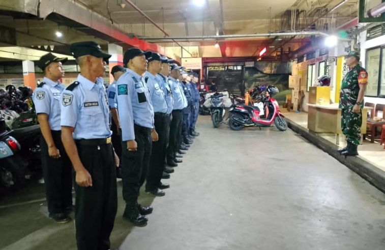 BABINSA DESA CIPANAS SERTU ASEP DEDI MULYADI LAKSANAKAN PEMBINAAN KEDISIPLINAN TERHADAP SECURITY PASAR CIPANAS