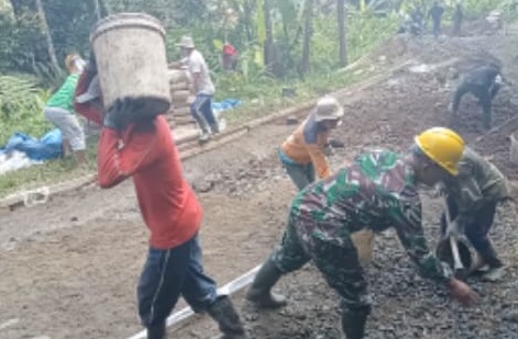 BANTU MASTARAKAT, SERDA EDI LAKSANAKAN PENGECORAN JALAN LINGKUNGAN