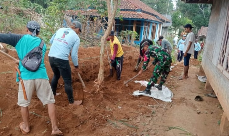 BANTU WARGA, SERDA WARDONO LAKSANAKAN KARYA BAKTI PELEBARAN JALAN