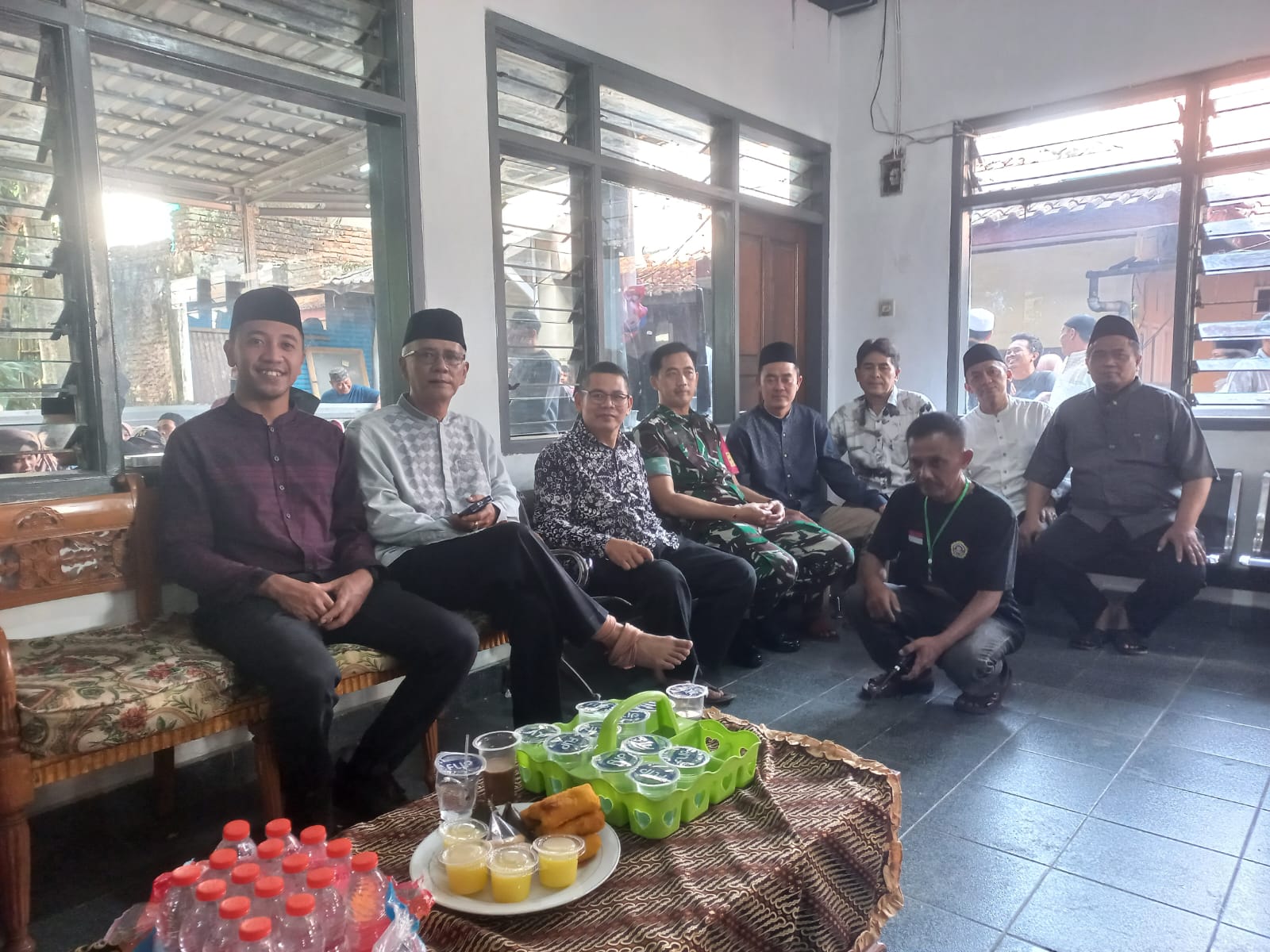 SERDA DENI INDARSYAH HADIRI KEGIATAN SUNATAN MASAL DAN SANTUNAN DI PESANTREN AL INTIQOL