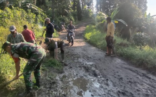 BABINSA DESA RAWA BELUT KOPTU IRWAN LAKSANAKAN KARYA BAKTI PEMBERSIHAN JALAN