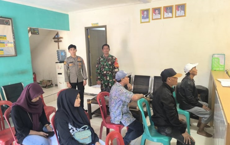 BABINSA DESA SUKALUYU SERKA UCU KURNIADIN MONITORING PENYALURAN BLT DD TAHAP 2
