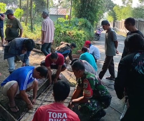 SERKA HENDRIK LAKSANAKAN KARYA BAKTI PENGECORAN JEMBATAN