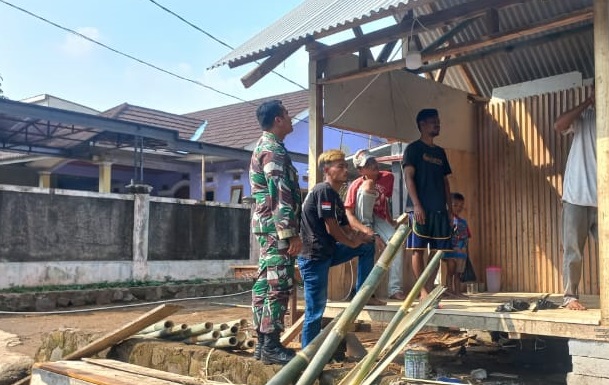 BABINSA DESA PADALUYU BANTU MASYARAKAT BUAT POS RONDA