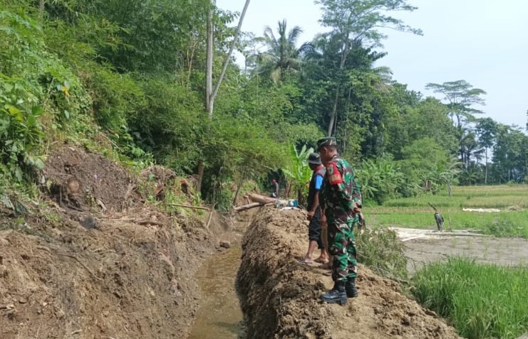SERDA RANDI PURWAJI LAKSANAKAN PENGECEKAN SALURAN IRIGASI CIKUNJANGAN