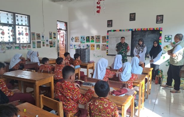 BABINSA DESA BENJOT LAKSANAKAN PEMBINAAN WAWASAN KEBANGSAAN KEPADA SISWA-SISWI SDN AWILARANGAN