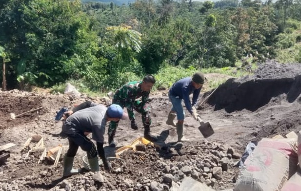 SERDA AHMAD IBRAHIM BANTU MASYARAKAT, LAKSANAKAN KARYA BAKTI PENGECORAN JALAN LINGKUNGAN