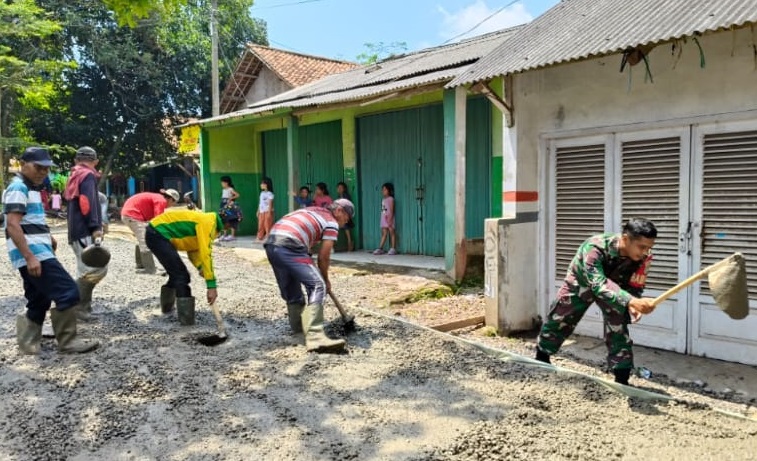 BABINSA DESA SUKARAHARJA SERDA FUAD LAKSANAKAN KARYA BAKTI PENGERASAN JALAN