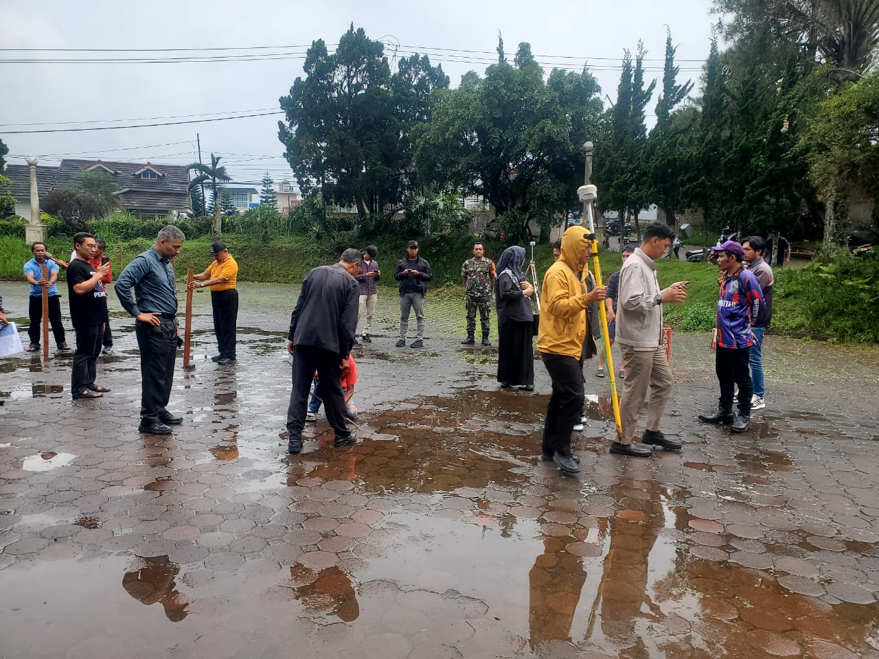 BABINSA PELTU IIK TURUT MENDAMPINGI PEMATOKAN LAHAN SENGKETA DI HOTEL HORIZON