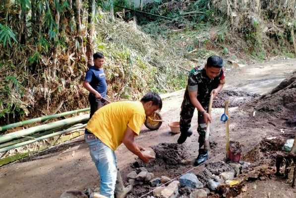 BANTU WARGA, SERKA KHOLIDIN LAKSANAKAN KARYA BAKTI PEMASANGAN TPT