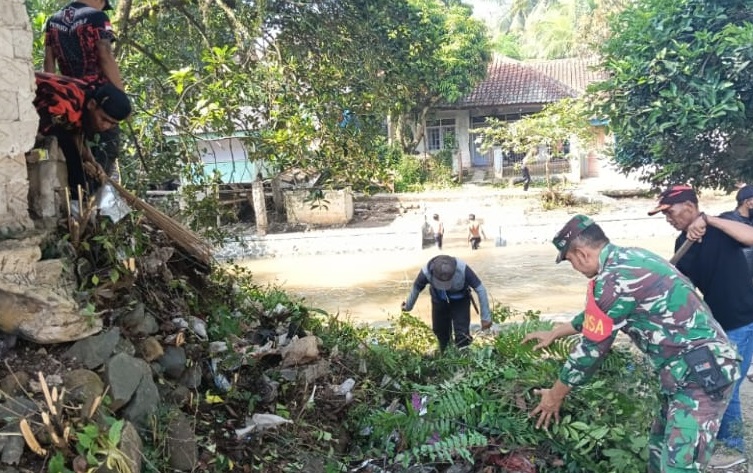 BABINSA DESA SUKARAMA AJAK WARGA GOTONG-ROYONG BERSIHKAN IRIGASI
