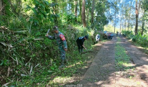 BERSIH-BERSIH DESA, BABINSA SUKARAME AJAK WARGA GOTONG-ROYONG