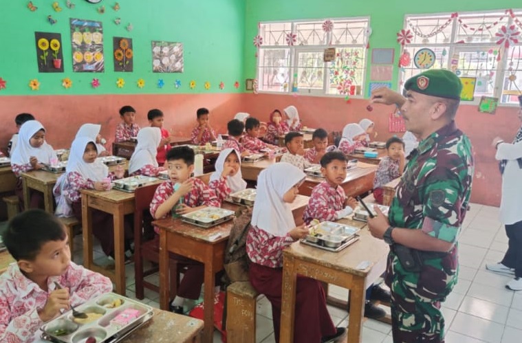 BABINSA DESA SINDANGLAYA DUKUNG PROGRAM PEMERINTAH DENGAN PENDISTRIBUSIAN MAKANAN BERGIZI DI SEKOLAH
