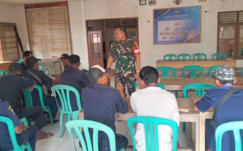 SERTU ANDRI NUGRAHA LAKSANAKAN KOMUNIKASI SOSIAL BERSAMA PERANGKAT DESA WALAHIR