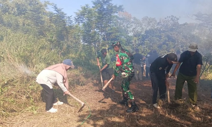SERDA RANDI PURWAJI LAKSANAKAN KARYA BAKTI PEMBERSIHAN TPU PASAR PANGLAY BERSAMA WARGA