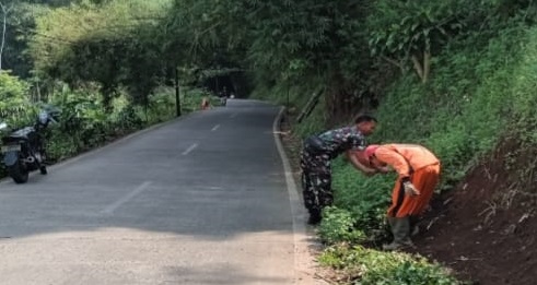 SERTU EKO YUDO SUWITO LAKSANAKAN KARYA BAKTI PEMBERSIHAN JALAN DESA BERSAMA MASYARAKAT