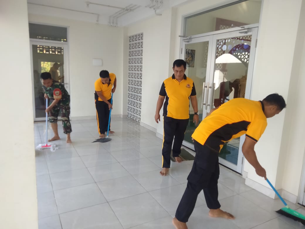 SINERGI TNI POLRI, BABINSA SERKA KHOLIDIN LAKSANAKAN KEGIATAN PEMBERSIHAN MASJID ATTAQWA