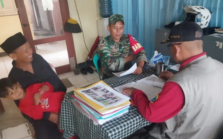 PENGUMPULAN DATA TERITORIAL, BABINSA PELDA SODIKMAN MENDATA JUMLAH LANSIA DI DESA CARINGIN