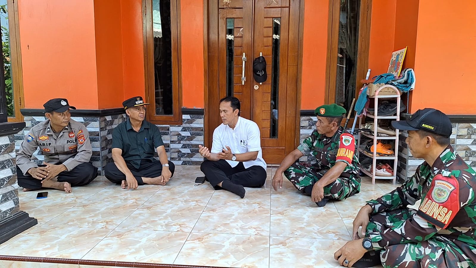 DANRAMIL 0608-08/MANDE HADIR DAN MENGIKUTI KEGIATAN SOSIALISASI DAN PENYEMPROTAN HAMA WERENG BATANG COKLAT