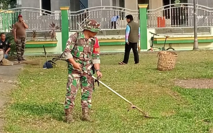 BABINSA KADUPANDAK AJAK WARGA BERSIH-BERSIH ALUN-ALUN MASJID
