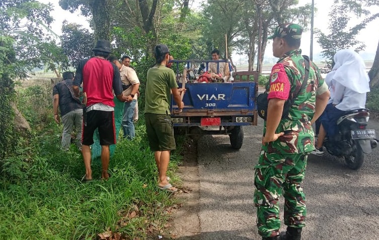 BERSIH-BERSIH DESA, BABINSA NEGLASARI TURUN BERSAMA WARGA