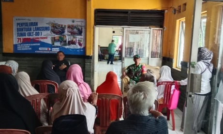 BABINSA JATI BERIKAN PENGARAHAN KEPADA PENERIMA BANTUAN BLT DD