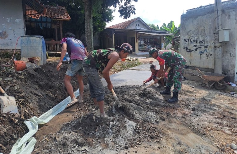 BABINSA DESA KERTASARI SERMA JIMRAN TURUN KE LAPANGAN, KARYA BAKTI PENGECORAN JALAN UNTUK KEMAKMURAN MASYARAKAT