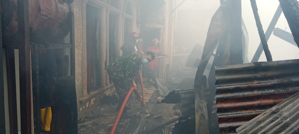 KEBAKARAN RUMAH DI KELURAHAN SAYANG, SERDA DENI INDARSYAH BABINSA KORAMIL 0608-01/KOTA TURUN TANGAN