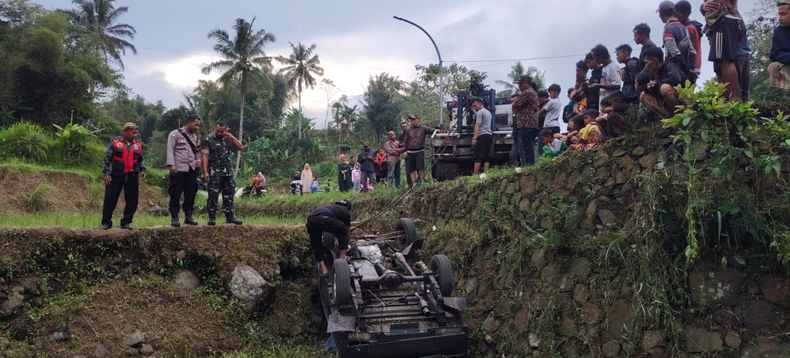 KECELAKAAN LALU LINTAS DI JEMBATAN CIKUNDUL, KOPTU RIZKA BABINSA DESA CIWALEN BERTINDAK CEPAT
