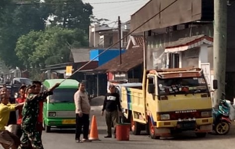 BABINSA HAURWANGI MONITORING PEMOTONGAN POHON PALEM, TINGKATKAN KESELAMATAN WARGA