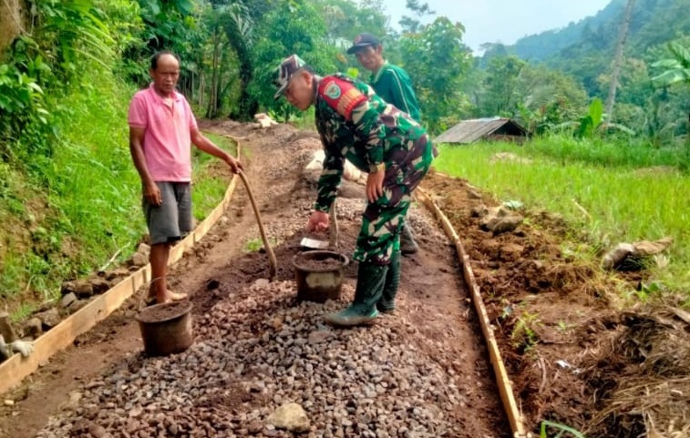 BABINSA WALAHIR TURUN KE LAPANGAN, KARYA BAKTI PENGECORAN JALAN DESA UNTUK KEMUDAHAN MASYARAKAT