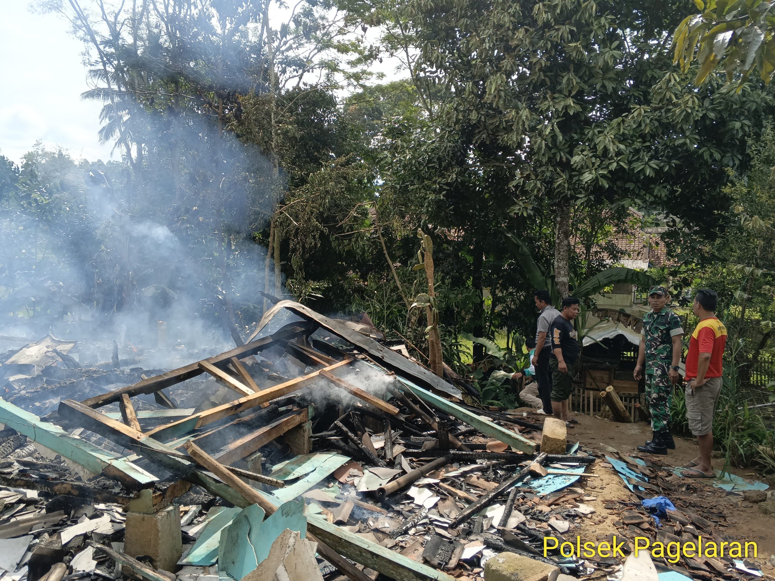 KEBAKARAN RUMAH DI KECAMATAN PAGELARAN, BABINSA TURUN TANGAN