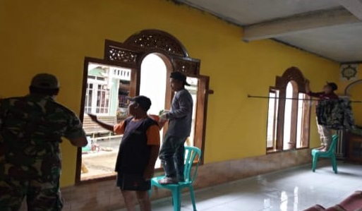 WARNA-WARNI KEBERSAMAAN, BABINSA GUNUNGSARI AJAK MASYARAKAT CAT MULAI MASJID AL-HIDAYAH