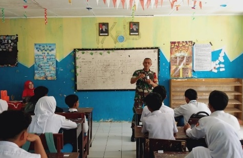 BABINSA TANGGUEUNG BERIKAN PEMBEKALAN WAWASAN KEBANGSAAN KEPADA PELAJAR MTSN 2 CIANJUR