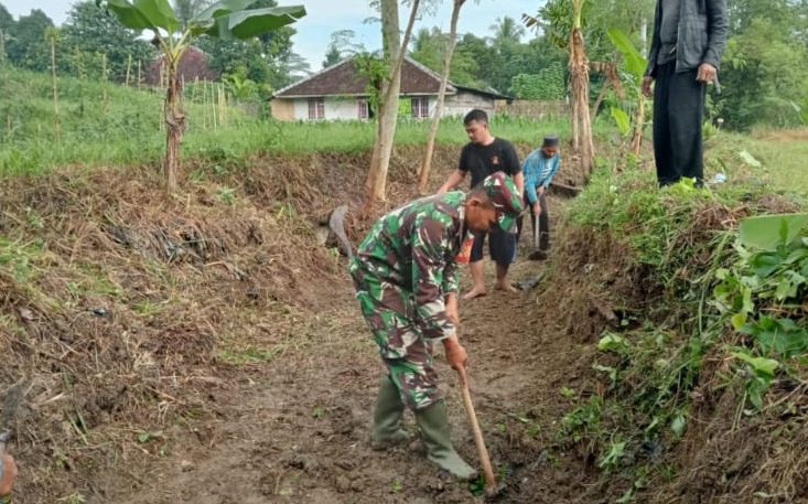 BABINSA PARAKAN TUGU AJAK WARGA GOTONG-ROYONG, PEMBERSIHAN PARIT UNTUK CEGAH BANJIR