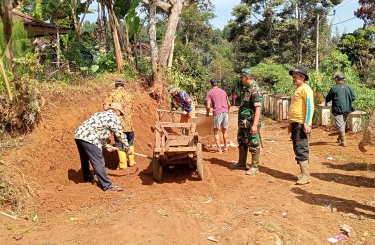 BABINSA SUKABUNGAH PENTINGKAN KARYA BAKTI, PELEBARAN JALAN UNTUK KEMUDAHAN MASYARAKAT
