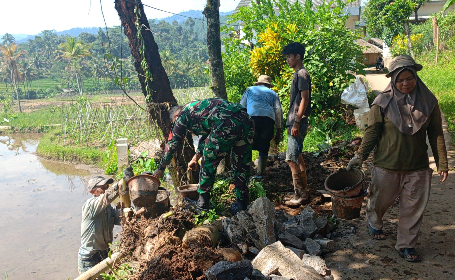 BABINSA SUKAMANAH SERDA RIFAL TURUN KE LAPANGAN, KARYA BAKTI PEMBUATAN TPT UNTUK MASYARAKAT