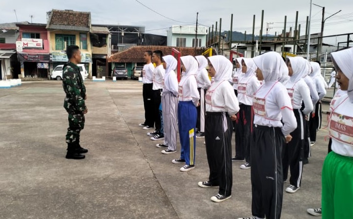 BABINSA DESA MAYAK, SERKA DIAN DARI KORAMIL 0608-03/CIBEBER MELAKSANAKAN KEGIATAN MELATIH PASKIBRAKA KECAMATAN CIBEBER