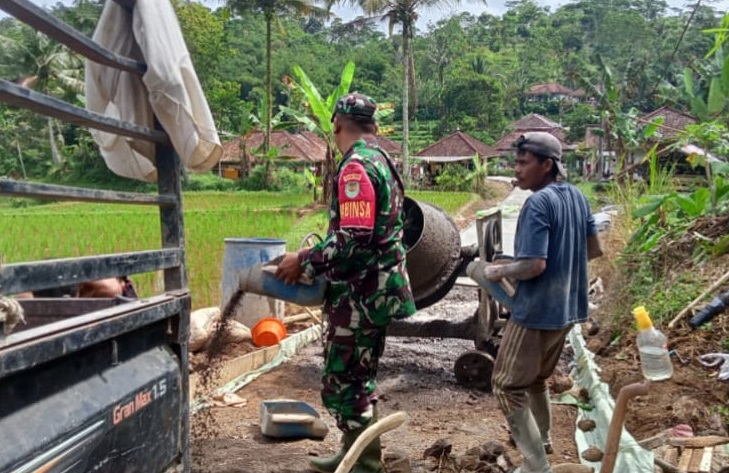 BABINSA SIMPANG TURUN KE LAPANGAN, PENGECORAN JALAN UNTUK MENINGKATKAN AKSESIBILITAS MASYARAKAT