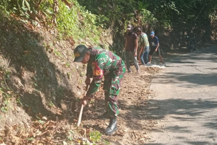 BABINSA SUKASIRNA TURUN KE LAPANGAN, KARYA BAKTI PEMBERSIHAN JALAN UNTUK KEINDAHAN DAN KESELAMATAN