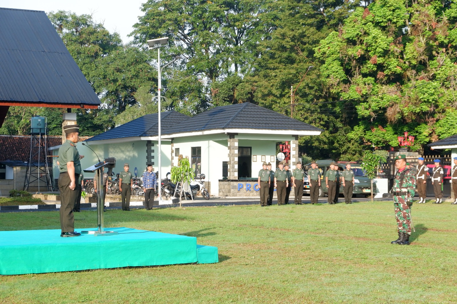 DANDIM 0608/CIANJUR PIMPIN UPACARA BENDERA DI MAKODIM, TEKANKAN KEPEDULIAN SOSIAL DAN TANGGAP TERHADAP PERMASALAHAN MASYARAKAT