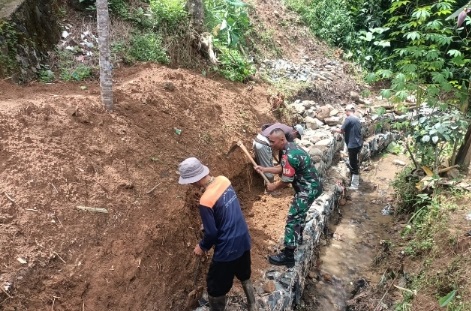 BABINSA BOJONG PETIR BANTU WARGA LAKSANAKAN KARYA BAKTI PEMBUATAN TPT UNTUK KESELAMATAN WARGA