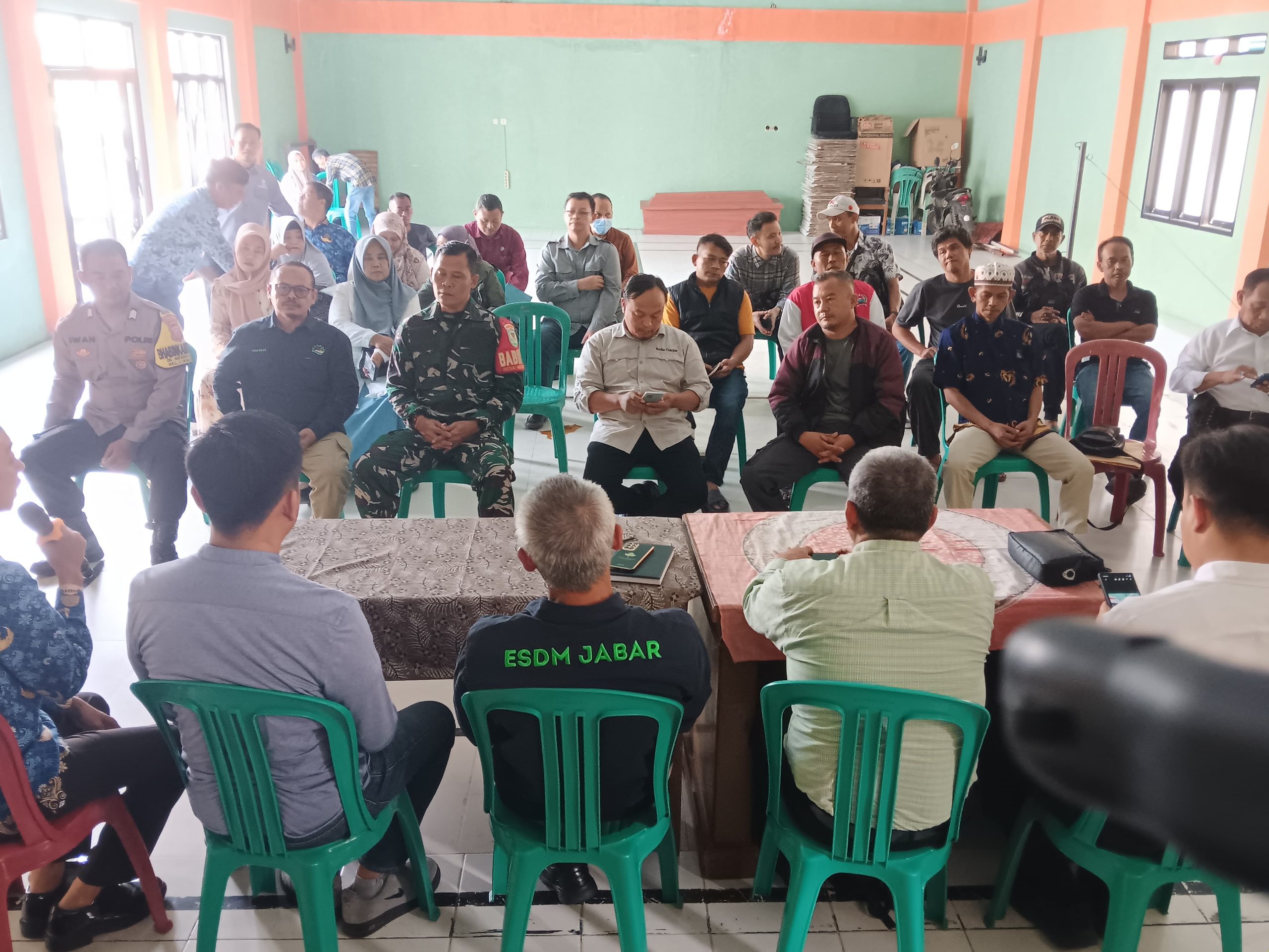 BABINSA MEKARSARI HADIRI SOSIALISASI PEMBANGUNAN KANTOR ESDM, TINGKATKAN PARTISIPASI MASYARAKAT